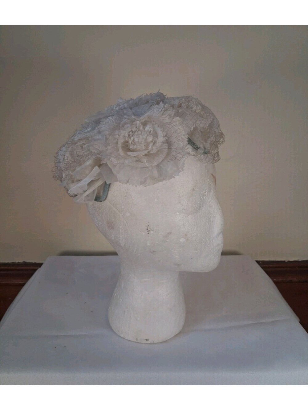 Vintage 1940s 1950s Hat, White Floral Hat, Fake Floral Size M Spring Summer Cap
